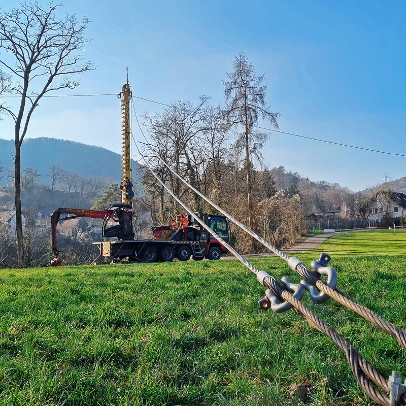 Ungewöhnlicher Seilkran-Einsatz in Böttstein AG